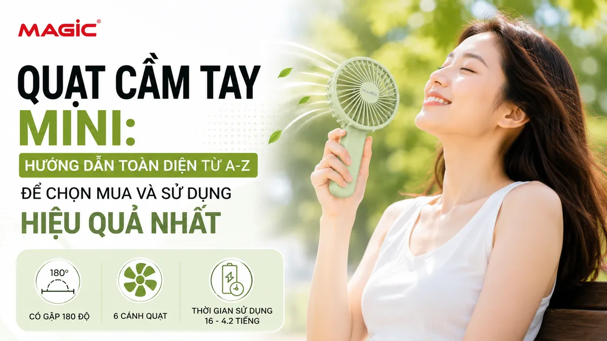 Một người phụ nữ trẻ đang thư giãn và sử dụng quạt cầm tay mini trong công viên đầy nắng, thể hiện sự tiện lợi và khả năng làm mát hiệu quả của quạt.